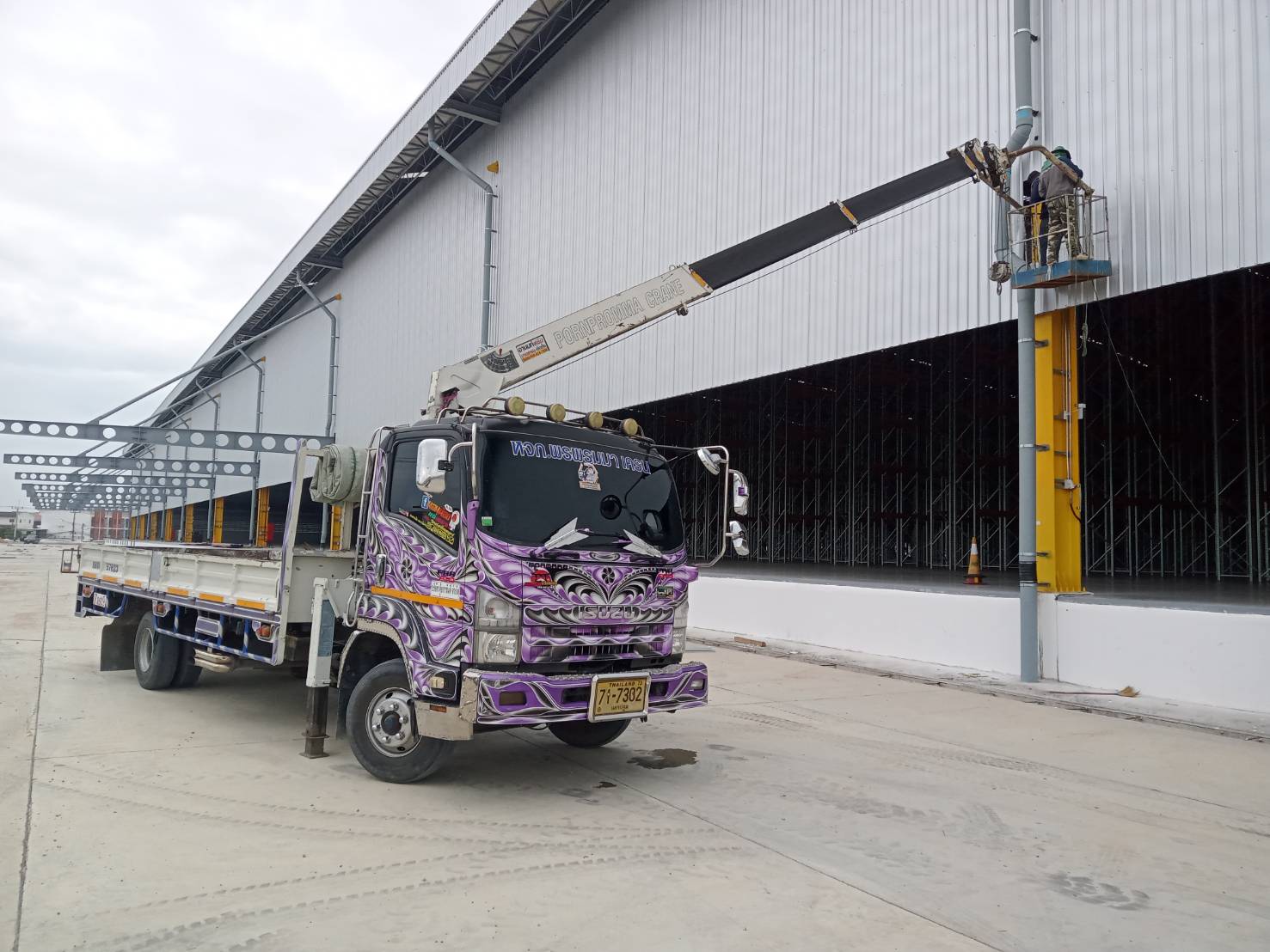 11 - https://เจมส์รถเฮี๊ยบรับจ้าง.com | เจมส์รถเฮี๊ยบรับจ้าง - ให้บริการรถเฮียบรับจ้าง เพื่อการขนย้ายสิ่งของต่างๆ ที่มีขนาดใหญ่ ให้บริการอำนวยความสะดวกได้เป็นอย่างดี บริการรถเฮียบรับจ้าง 4 ล้อ ให้เลือกอยู่หลากหลายแบบ เช่น รถเฮี๊ยบรับจ้าง 10 ตัน 3 ตัน 5 ตัน ที่พร้อมรองรับความต้องการของผู้ขนย้ายได้เป็นอย่างดี