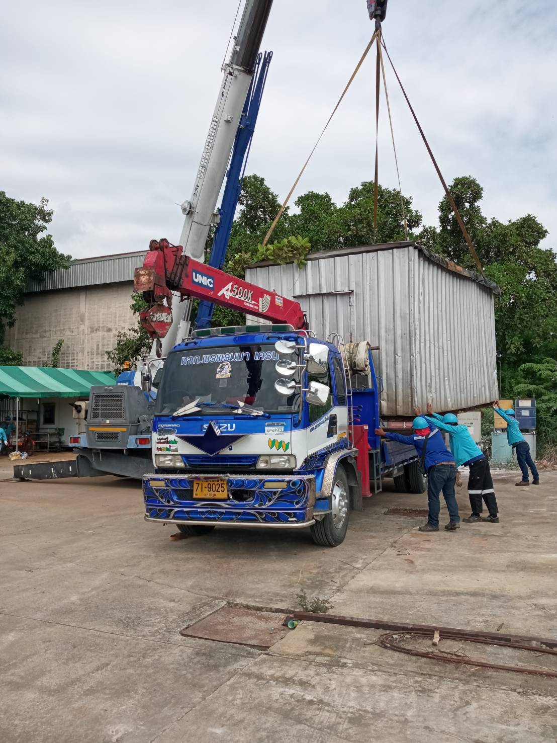 12 - https://เจมส์รถเฮี๊ยบรับจ้าง.com | เจมส์รถเฮี๊ยบรับจ้าง - ให้บริการรถเฮียบรับจ้าง เพื่อการขนย้ายสิ่งของต่างๆ ที่มีขนาดใหญ่ ให้บริการอำนวยความสะดวกได้เป็นอย่างดี บริการรถเฮียบรับจ้าง 4 ล้อ ให้เลือกอยู่หลากหลายแบบ เช่น รถเฮี๊ยบรับจ้าง 10 ตัน 3 ตัน 5 ตัน ที่พร้อมรองรับความต้องการของผู้ขนย้ายได้เป็นอย่างดี