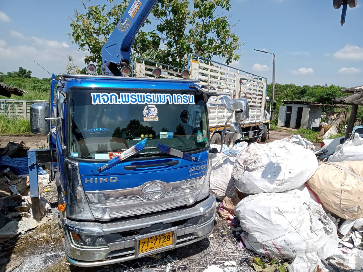 17 - https://เจมส์รถเฮี๊ยบรับจ้าง.com | เจมส์รถเฮี๊ยบรับจ้าง - ให้บริการรถเฮียบรับจ้าง เพื่อการขนย้ายสิ่งของต่างๆ ที่มีขนาดใหญ่ ให้บริการอำนวยความสะดวกได้เป็นอย่างดี บริการรถเฮียบรับจ้าง 4 ล้อ ให้เลือกอยู่หลากหลายแบบ เช่น รถเฮี๊ยบรับจ้าง 10 ตัน 3 ตัน 5 ตัน ที่พร้อมรองรับความต้องการของผู้ขนย้ายได้เป็นอย่างดี